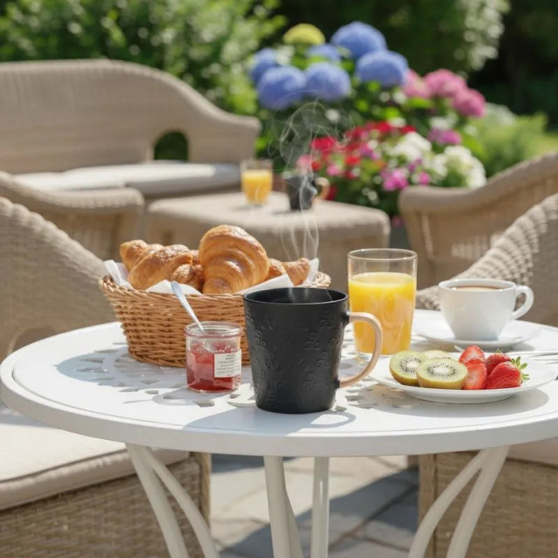 Mug-Triskell-en-Relief-Noir-Mat-en-situation